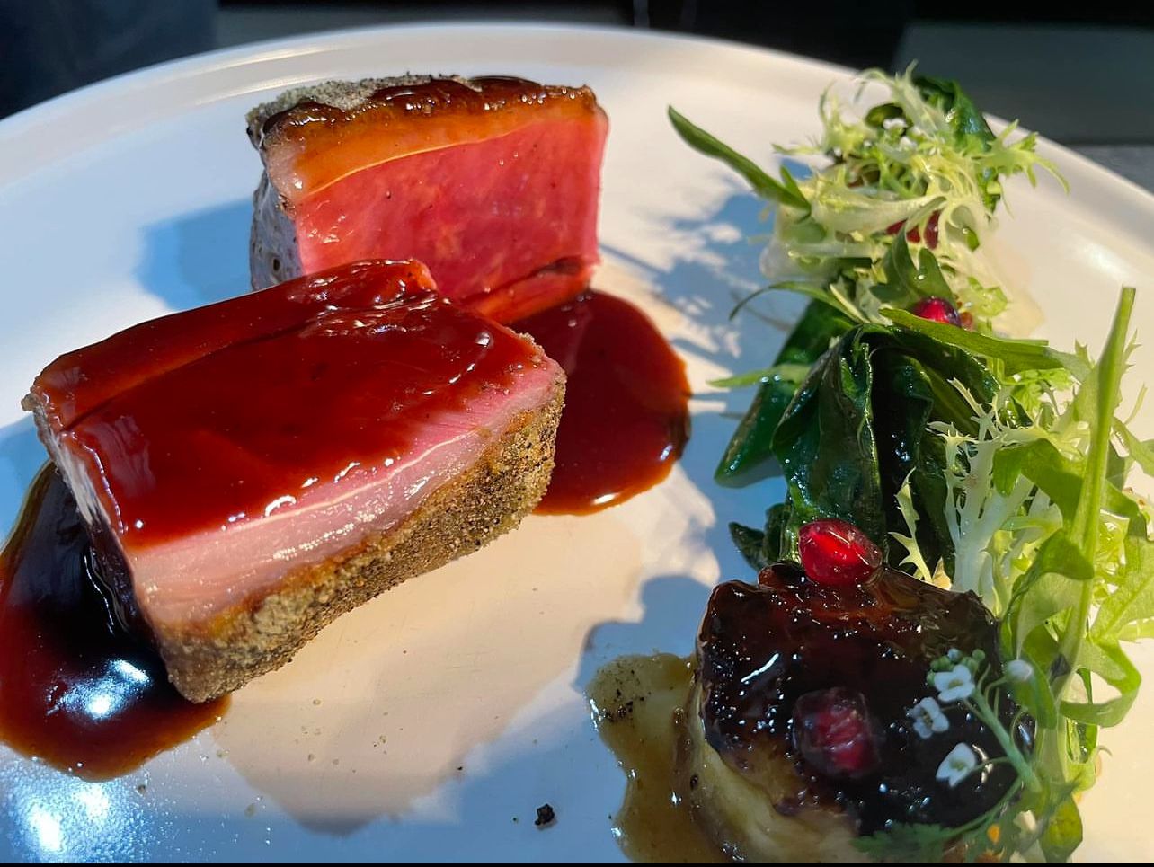 Filet d’agneau des prés salés, jus au cumin et grenade
