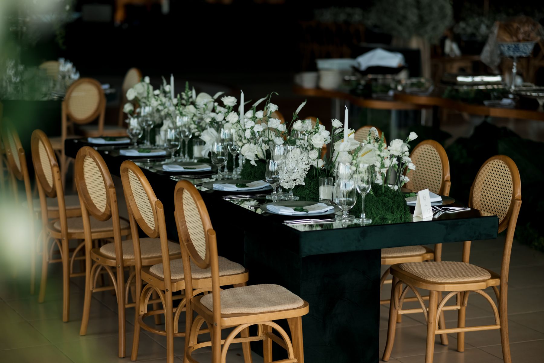 Table de réception avec fleurs blanches, verrerie et bougies, photographie d’illustration pour la table signature