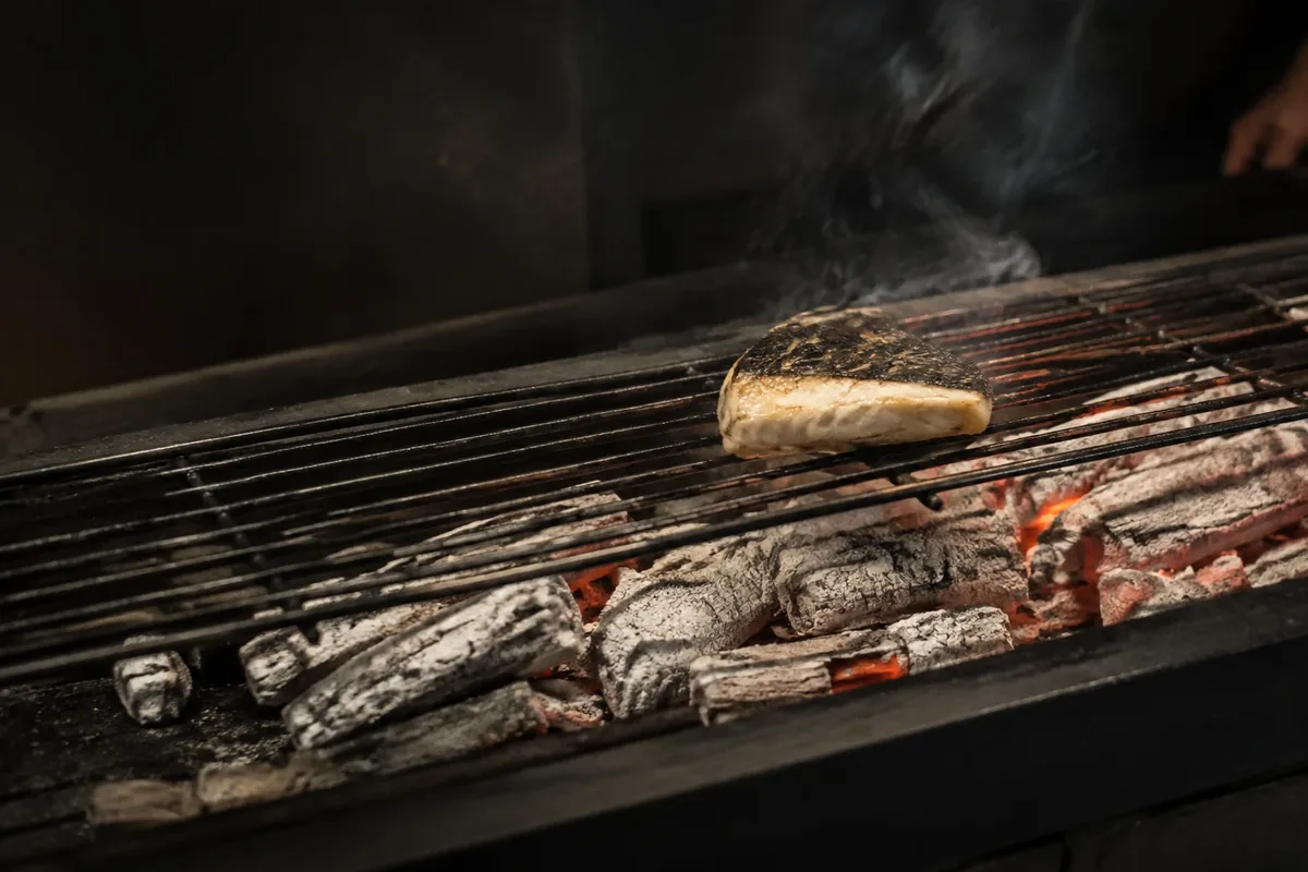 Cuisson précise sur la braise du binchotan